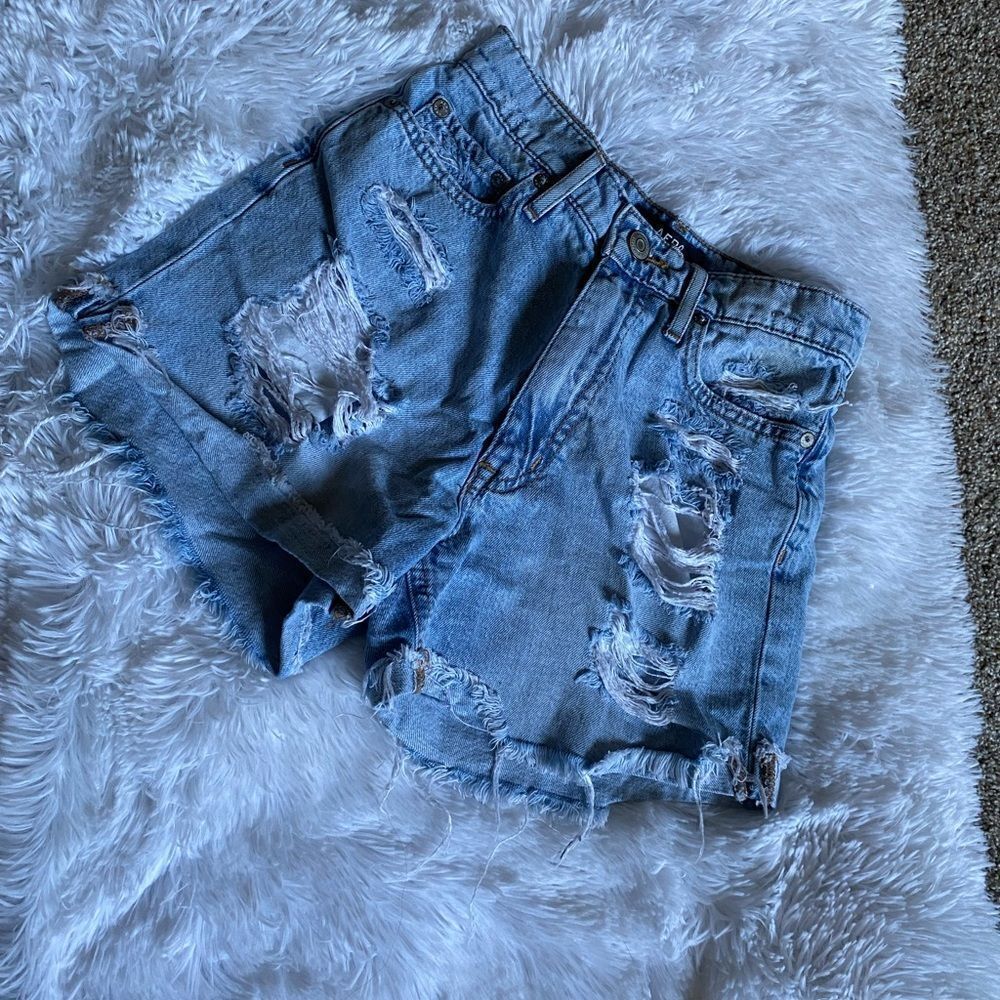 Aero Hi Rise Curvy Mom Shorts Distressed Size 2‎
